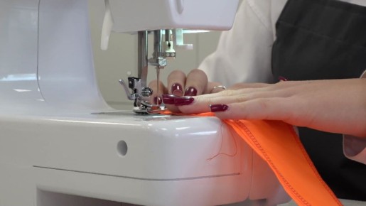 Белгородские школьники шьют светоотражающие повязки на уроках труда