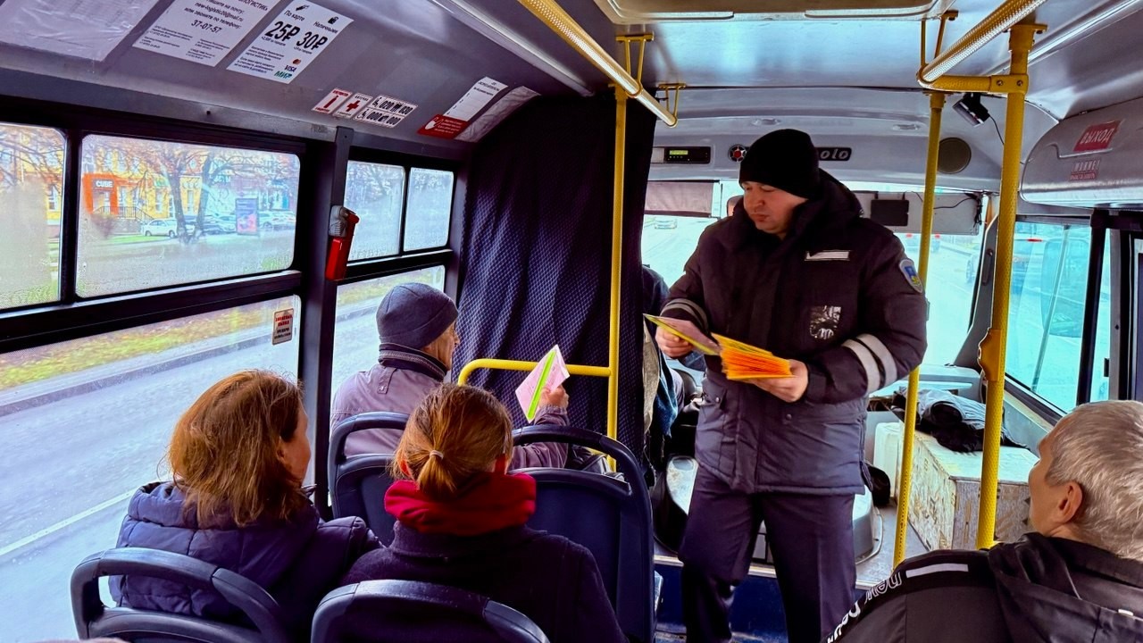 Пассажирам автобусов в Белгороде раздали светоотражатели