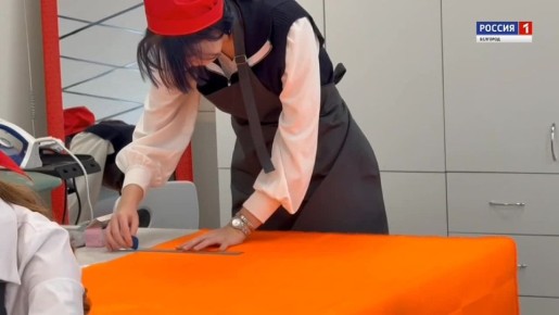 За три часа каждая из старшеклассниц может сделать три световозвращающие повязки