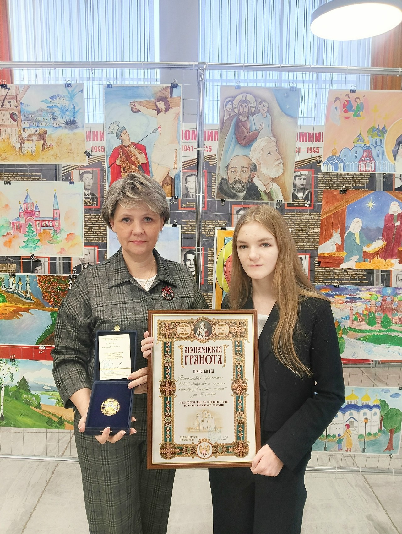 В рамках пленарного заседания VIII Митрофановских епархиальных образовательных чтений состоялась церемония награждения победителей Епархиального этапа Международного конкурса детского творчества «Красота Божьего мира»