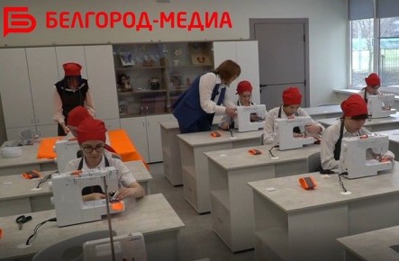Белгородские школьницы на уроках труда шьют световозвращающие повязки