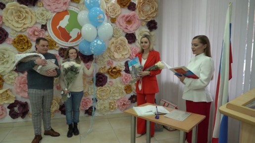 В Белгородском роддоме торжественно встретили родителей новорождённых