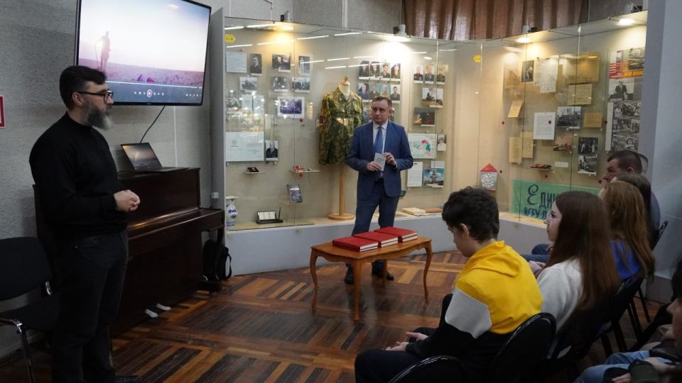 В Белгородском государственном историко-краеведческом музее в рамках открытия выставки «Нет имени, есть звание солдат!», посвященной Дню Неизвестного Солдата, состоялся патриотический час «Солдату посвящается»