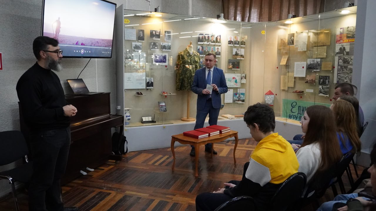 В Белгородском государственном историко-краеведческом музее в рамках открытия выставки «Нет имени, есть звание солдат!», посвященной Дню Неизвестного Солдата, состоялся патриотический час «Солдату посвящается»