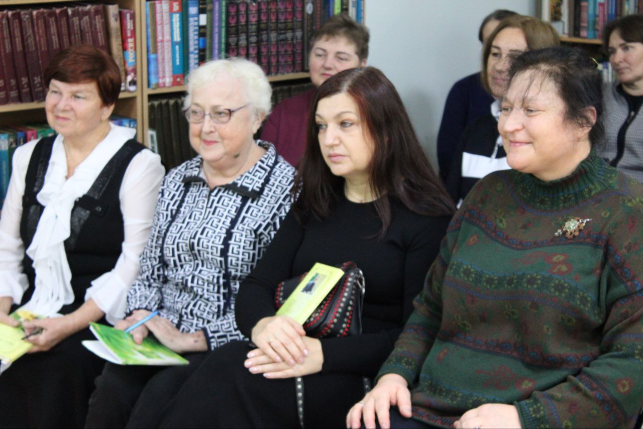 В центральной библиотеке Ровеньского района прошло значимое событие для литераторов — презентация нового сборника стихотворений Олега Сикарева, члена Союза писателей России, под названием «Вкус мёда»