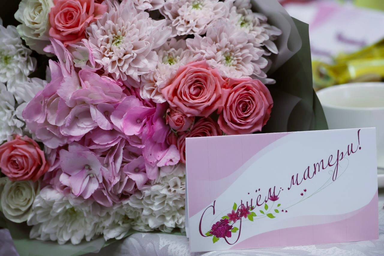 Юрий Клепиков: Вчера за большим столом, за чашкой ароматного чая встретился с мамами и жёнами участников специальной военной операции, многодетными матерями и волонтёрами Ровеньского округа