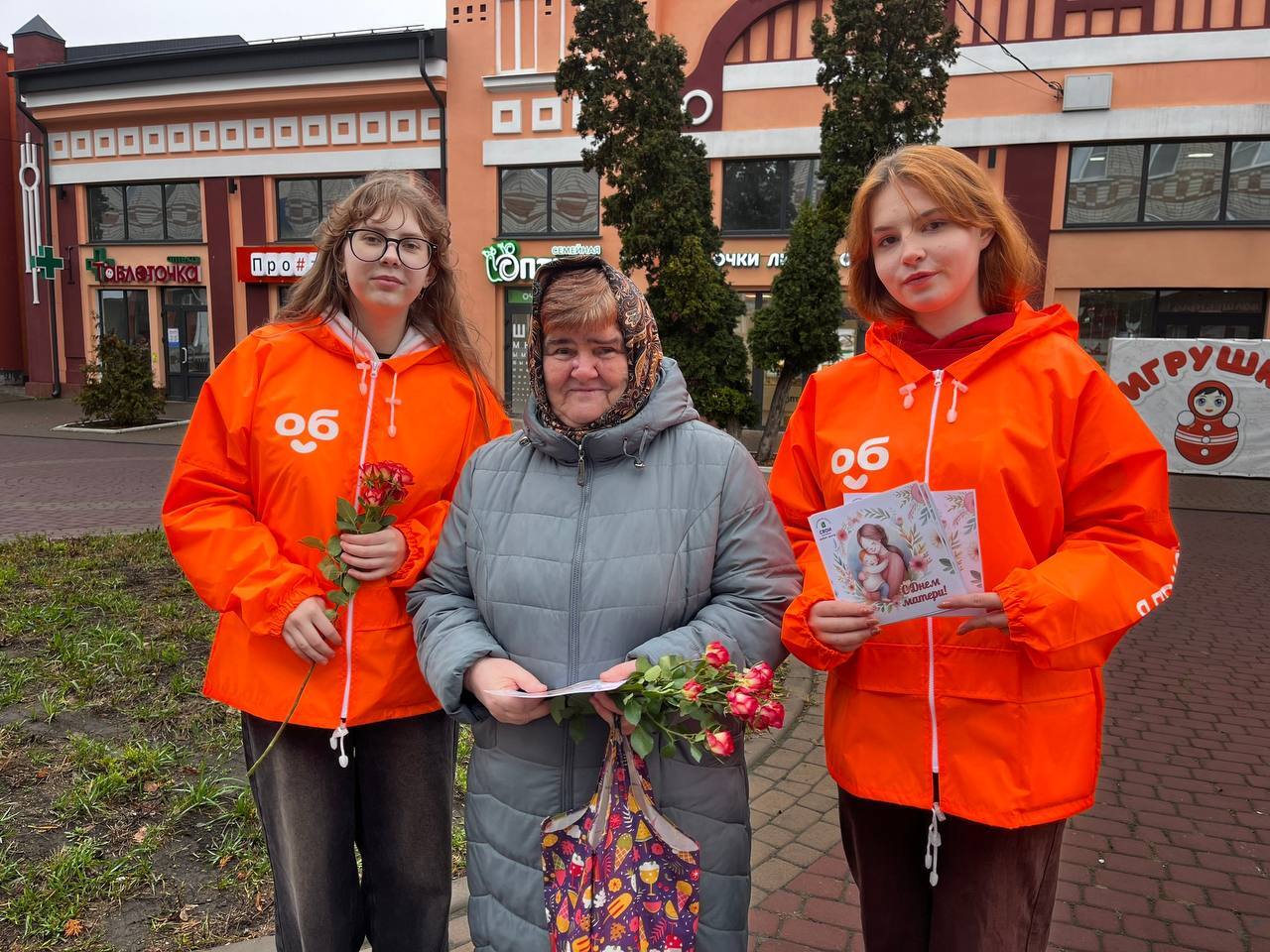 Волонтёры Добро.Центра вышли на улицы города, чтобы подарить мамам особую радость — тёплые поздравления, цветы и красивые открытки ко Дню матери!