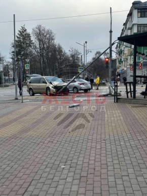 В Белгороде на Мичурина после столкновения двух машин одна из них снесла столб