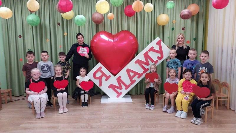 В Белгородской области автоинспекторы вместе с юными помощниками поздравили женщин с Днём матери