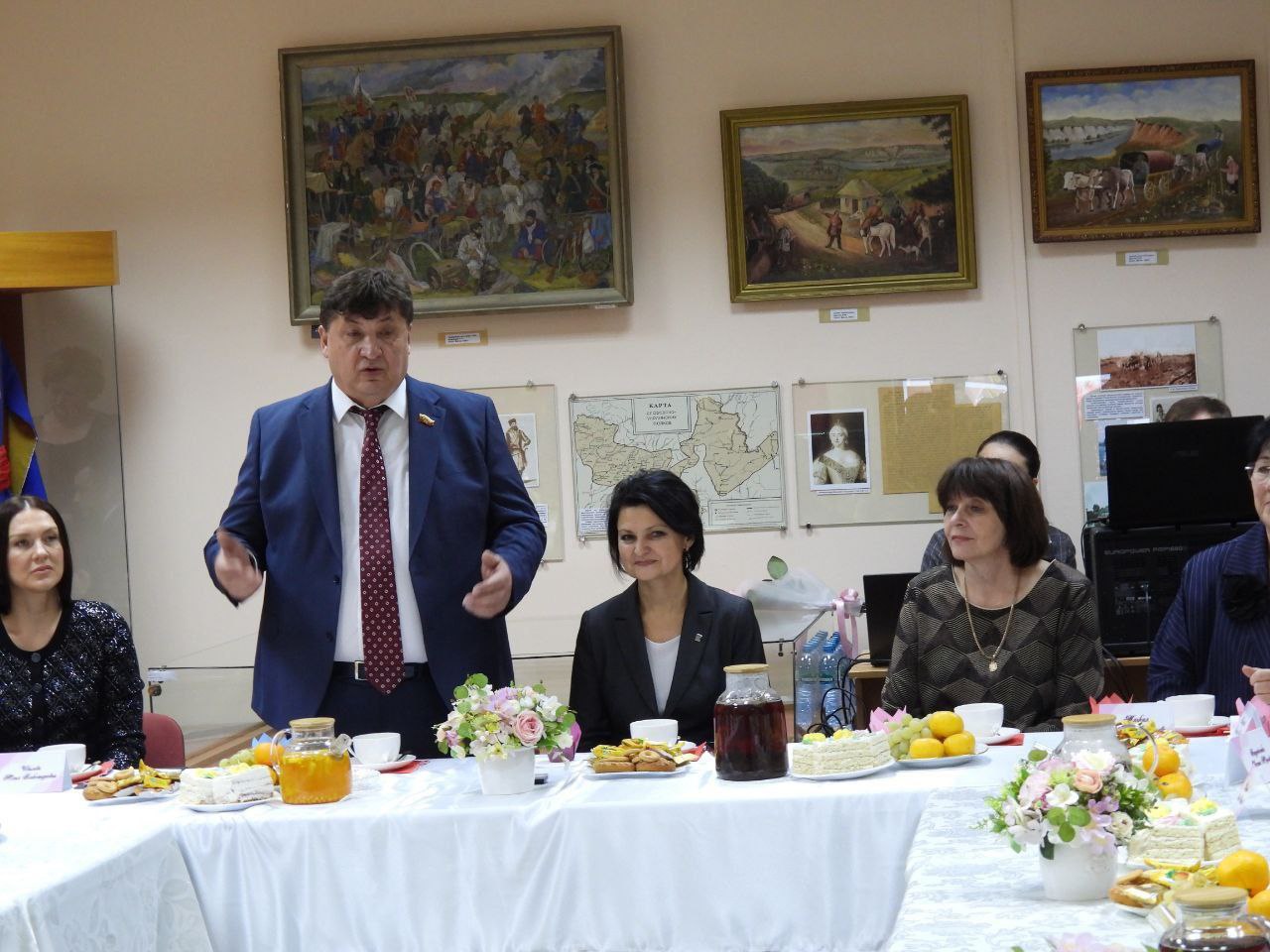 Татьяна Киричкова: В честь самого тёплого семейного праздника – Дня матери, в стенах Ровеньского краеведческого музея прошла особая встреча с мамами и жёнами участников специальной военной операции, многодетными матерями и...