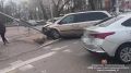 «Додж» снёс опору ЛЭП, а автоледи за рулём «Хендай Солярис» получила телесные повреждения