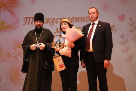 Радость и улыбки: депутаты регионального парламента приняли участие в праздничных мероприятиях в преддверии Дня матери