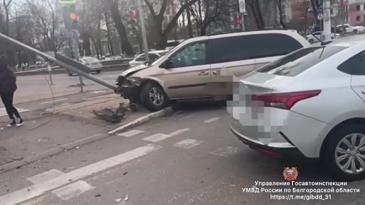 «Додж» снёс опору ЛЭП, а автоледи за рулём «Хендай Солярис» получила телесные повреждения