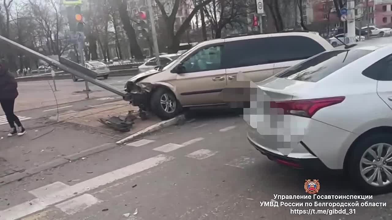 В Белгороде фонарный столб наклонился после ДТП с двумя иномарками