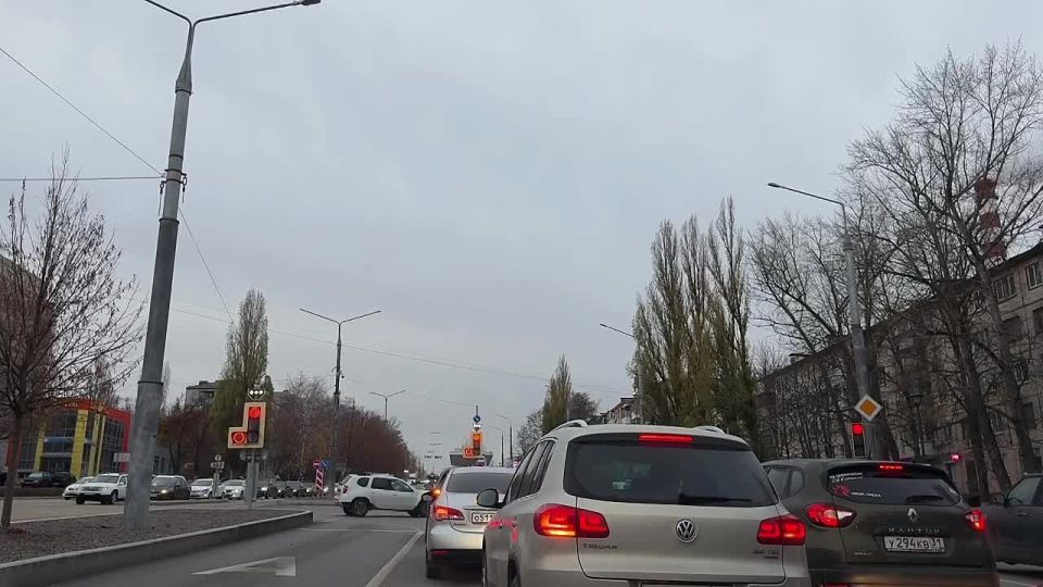 Доброе утро, друзья. Сегодня похолодало, одевайтесь потеплее, и если будете надевать капюшон, то снимайте его при переходе проезжей части, чтобы вы смогли убедиться в отсутствии опасности на дороге Водители, не забудьте...