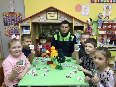 Белгородские автоинспекторы научили самых маленьких участников движения прогнозировать дорожную обстановку с помощью настольных моделей