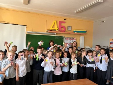 В рамках профилактической акции «Стань заметнее, засветись!» ребятам – участникам дорожного движения – были выданы светоотражающие брелоки