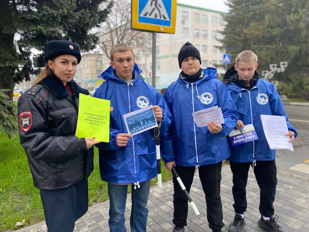 Доброе утро, друзья. В Губкине волонтеры и автоинспекторы организовали придорожные консультации Ребята напомнили пешеходам о соблюдении правил ДД , использовании световозвращающих элементов и фонариков при переходе дороги, а...