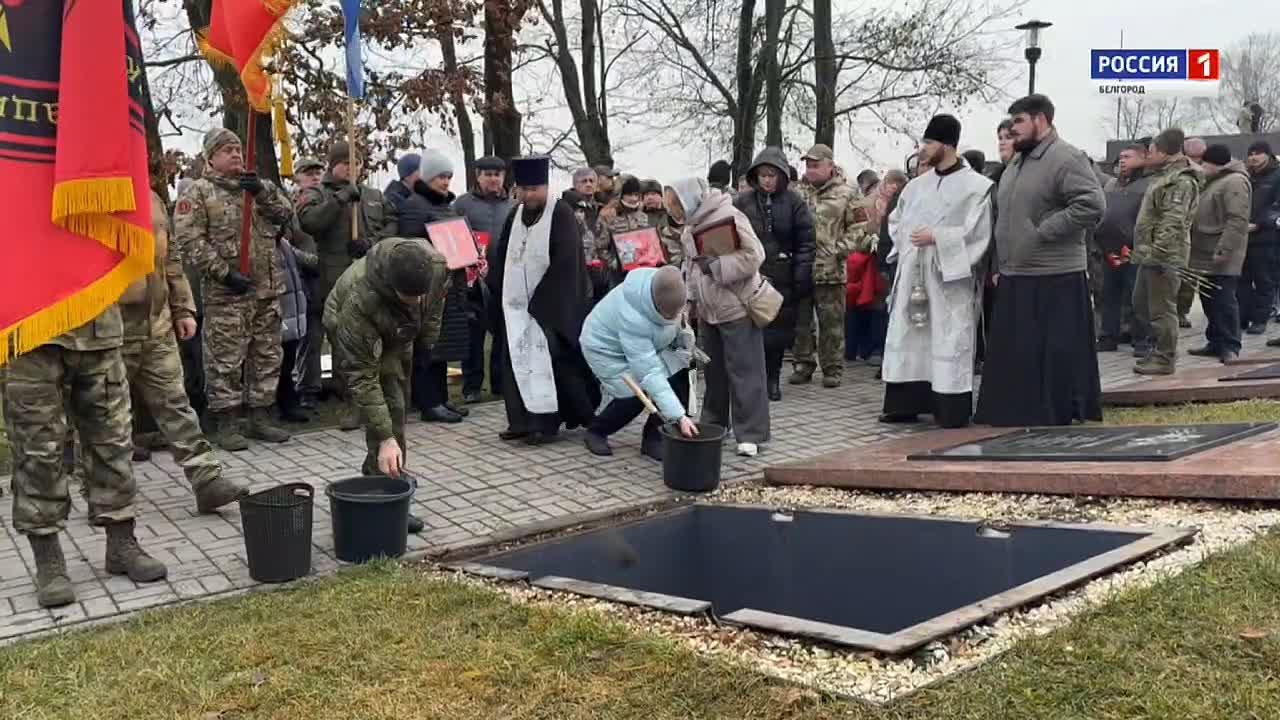 Традиционно в День Неизвестного Солдата на мемориале «В честь Героев Курской битвы» проходит захоронение останков защитников Отечества