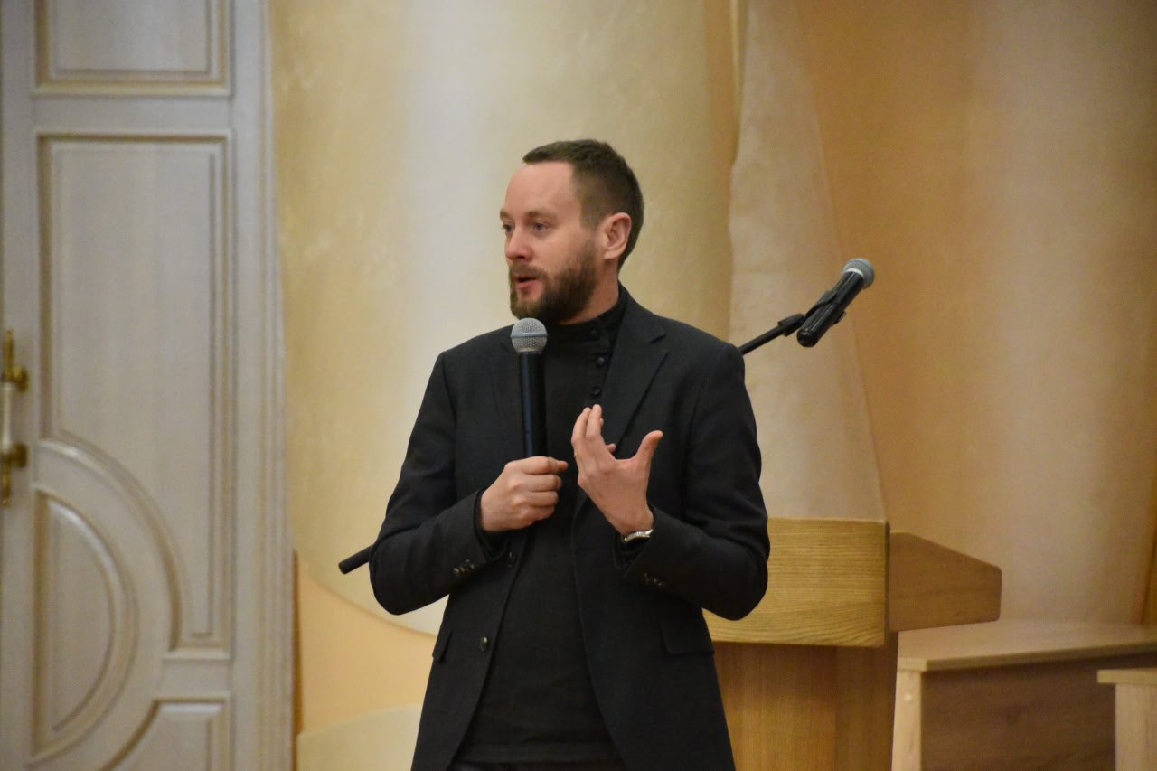 В Белгородской государственной филармонии в формате «Диалога на равных» встретился с участниками конкурсного отбора будущего Дня дублёра в Правительстве Белгородской области