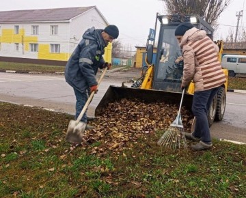 Ежедневно сотрудники Краснояружского зеленстроя занимаются поддержанием чистоты и порядка на территории поселка