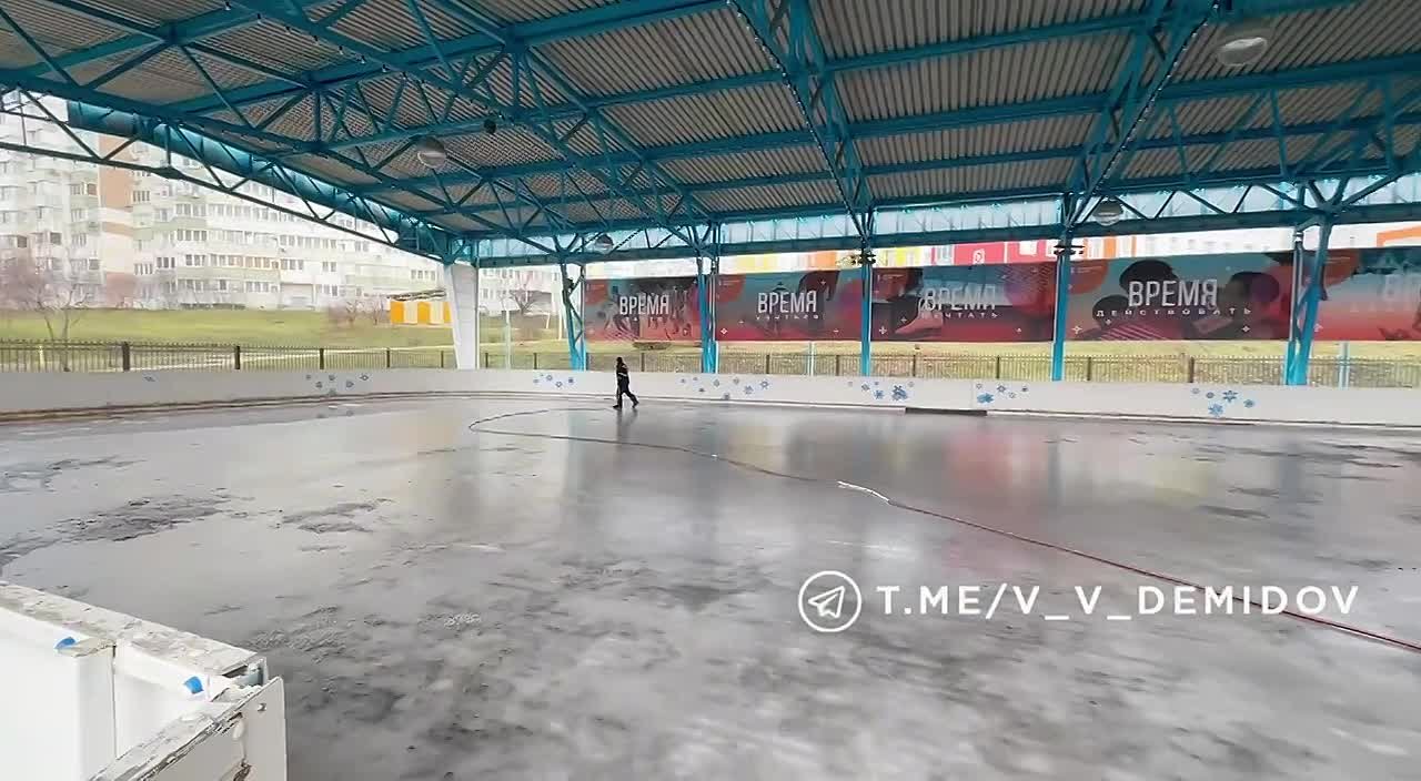 В Белгороде начали заливать Есенинский каток