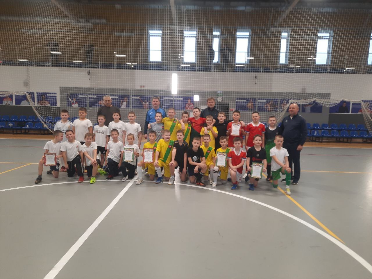 Футзал зажигает звёзды!. Дорогие друзья, рады поделиться новостями из мира спорта нашего Корочанского округа! С 1 по 2 декабря в стенах культурно-спортивного центра прошел муниципальный этап соревнований по футзалу "Кожаный...