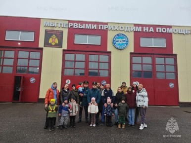 Сотрудники МЧС России открывают мир безопасности для малышей