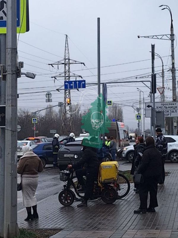 Сразу несколько ДТП произошло на пересечении Студенческой и Богдана Хмельницкого в областном центре, сообщают местные каналы
