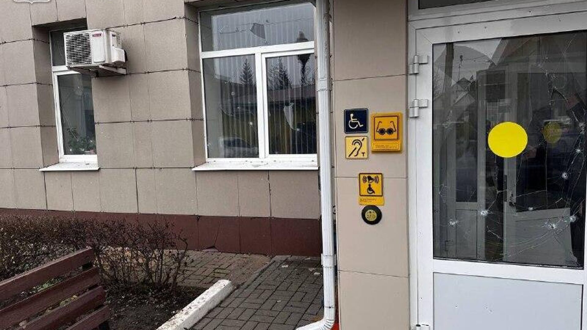 Два мирных жителя Белгородской области пострадали в результате атаки дронов ВСУ, сообщил Гладков