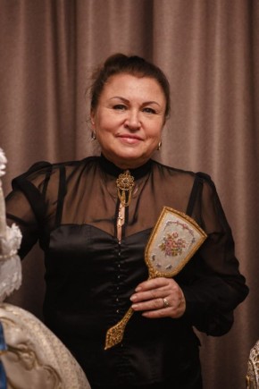 Она не просто шьёт одежду – она создаёт порталы в прошлое