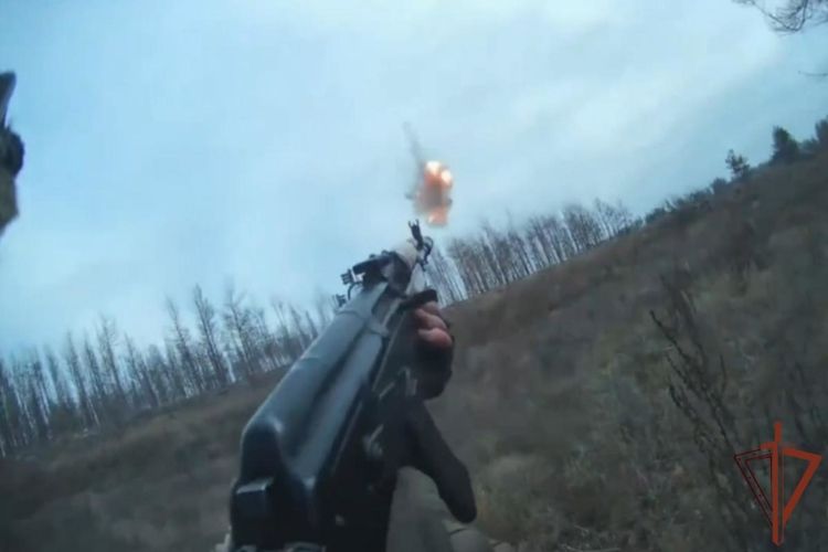 Военнослужащие Росгвардии сбили украинский дрон из стрелкового оружия в Харьковской области