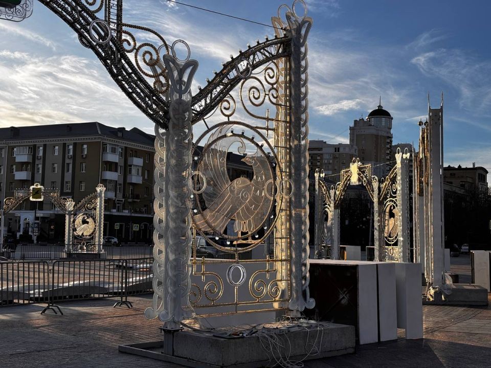 На Соборной площади в Белгороде начали устанавливать новогодние украшения