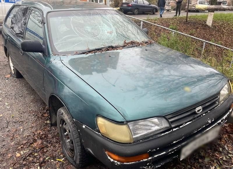 Мужчина изуродовал чужие машины кухонным ножом в Майском