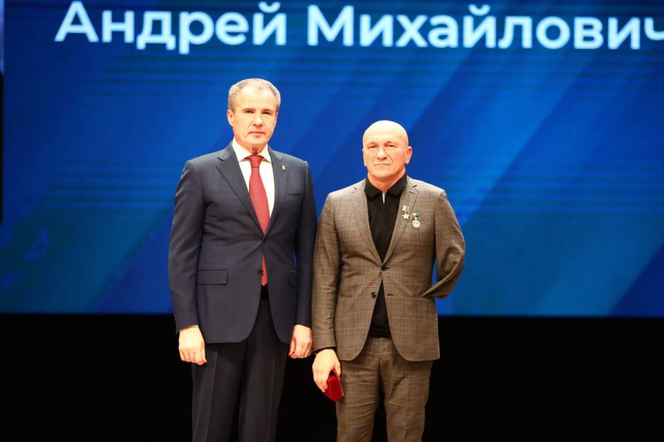 Михаил Лобазнов: Губернатор Белгородской области Вячеслав Гладков наградил старооскольских бойцов самообороны
