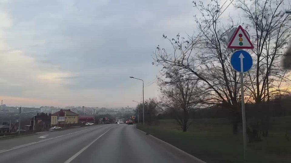 Доброе утро, друзья. Начинаем утро с напоминания о дорожной безопасности Помните, что использование мобильных устройств за рулем и прослушивание музыки в наушниках при переходе проезжей части может стать причиной...