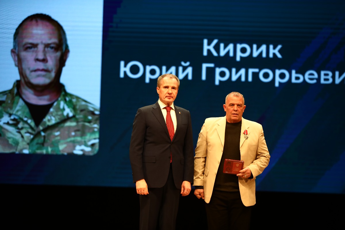 Вячеслав Гладков вручил более 50 государственных и региональных наград бойцам белгородской самообороны