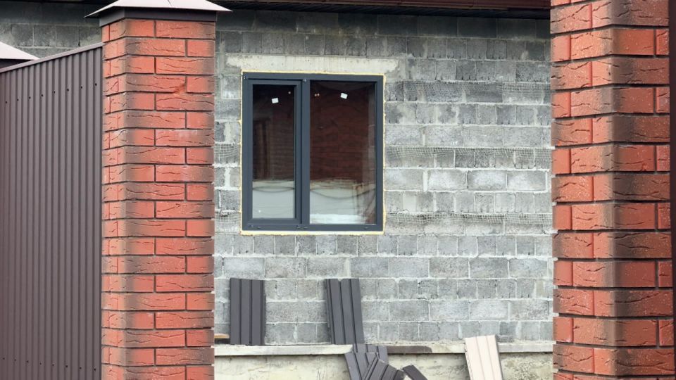 В Белгородском округе строители продолжают восстанавливать повреждённые дома после обстрелов