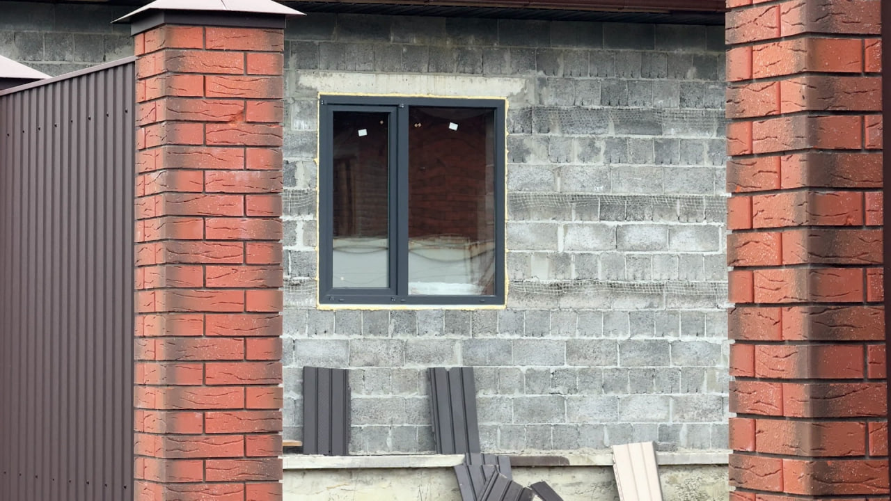 В Белгородском округе строители продолжают восстанавливать повреждённые дома после обстрелов