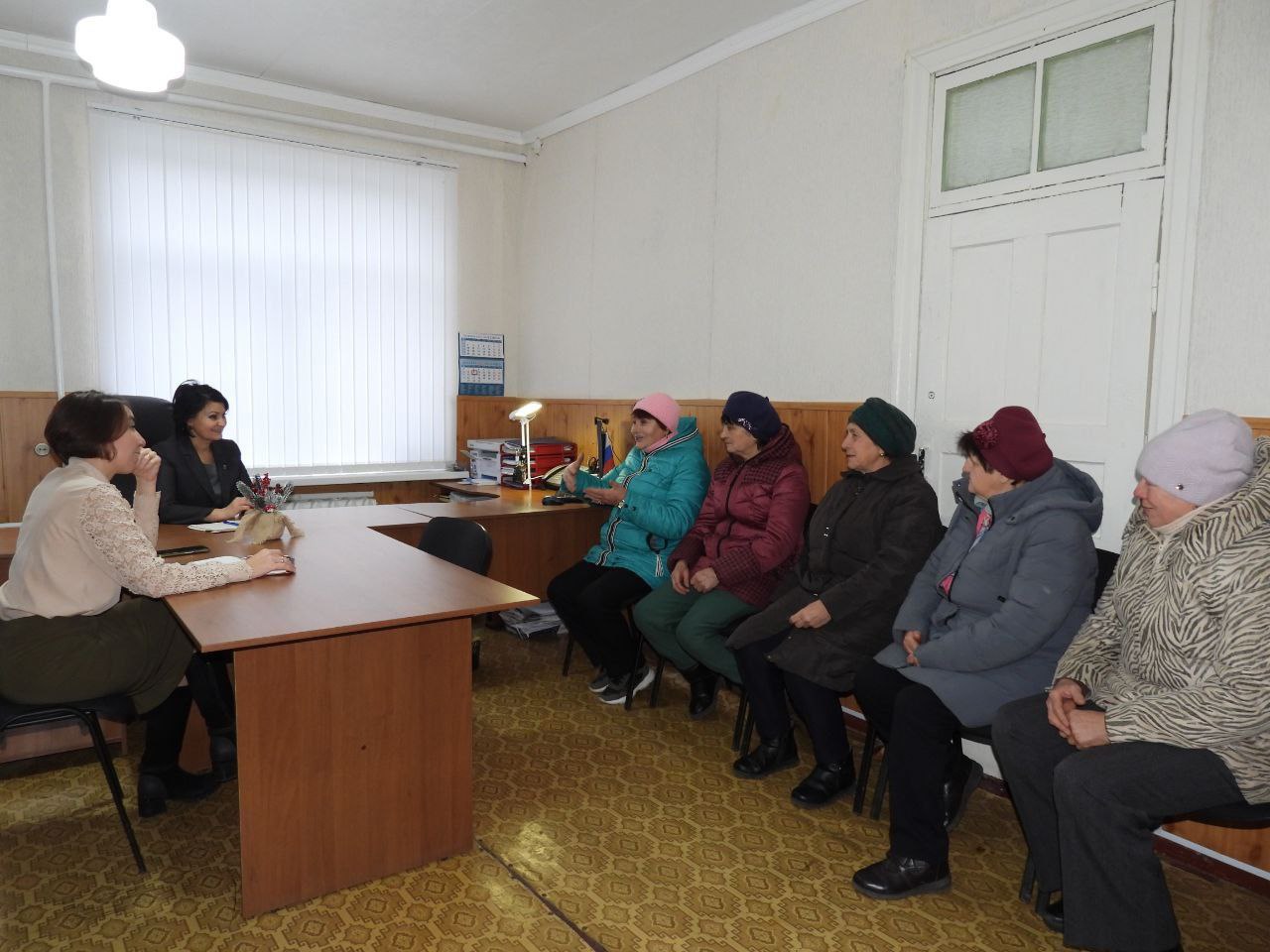 Татьяна Киричкова: Сегодня во время личного приема граждан в селе Лозная ко мне обратились жительницы села, которые своими руками вносят неоценимый вклад в нашу общую Победу: они плетут сети, а вечерами вяжут носки для наших...