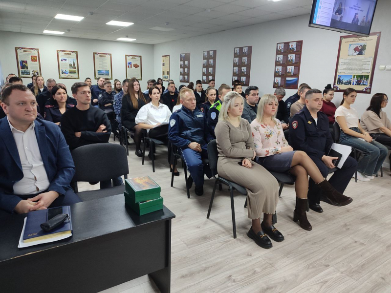 В Белгородском районе для молодых сотрудников полиции в День Героев Отечества организовали встречу с военнослужащими, удостоенными государственных наград