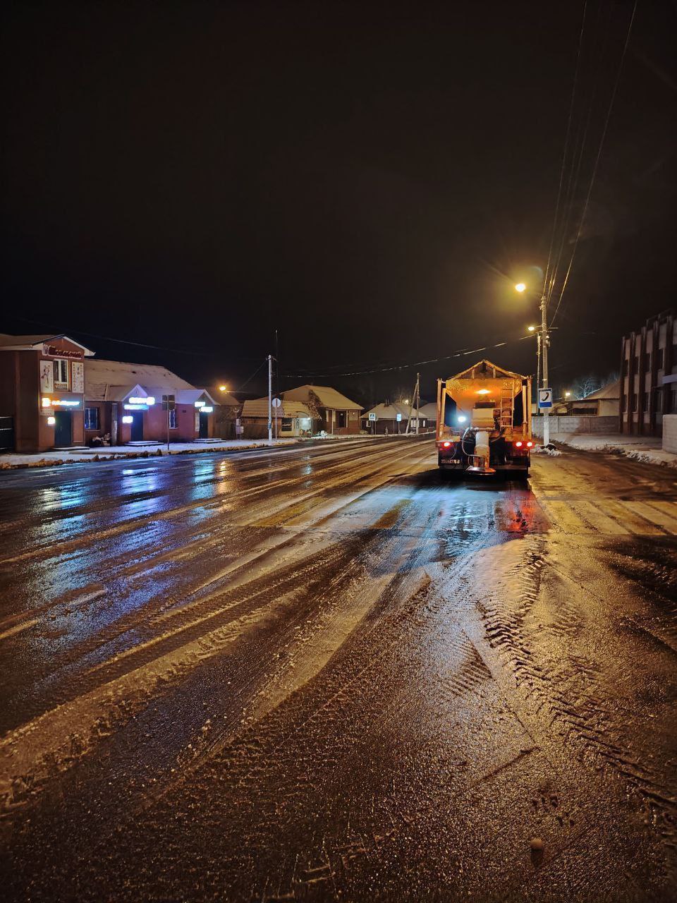 Дорогие яковлевцы!. С первым по-настоящему зимним утром! Наши коммунальные службы уже вовсю трудятся, чтобы расчистить улицы от снега, чтобы вам было удобно добираться на работу, в школу, в садик или просто прогуляться