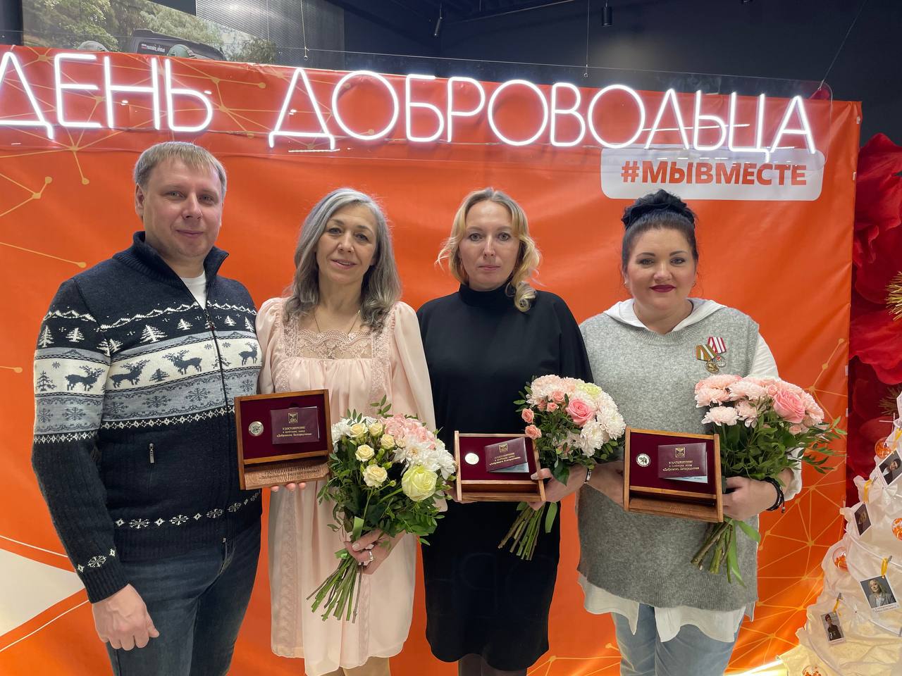 Наших волонтеров и тут и там показывают!