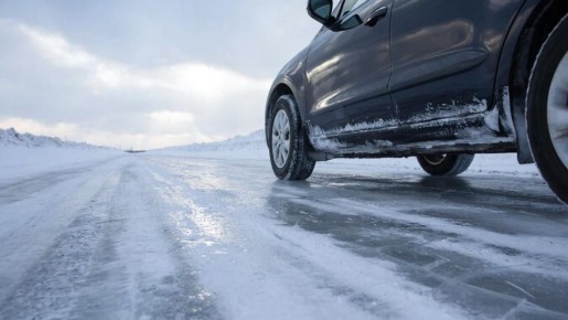 Как правильно маневрировать по гололёду и что делать, если автомобиль занесло
