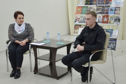 Для краснояружских школьников состоялся урок мужества с участником СВО, ветераном Денисом Старковым