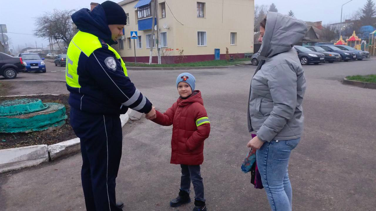 Белгородские автоинспекторы напомнили самым маленьким участникам движения о пользе световозвращающих элементов