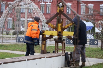 Специалисты продолжают украшать наш город к Новому году, параллельно улучшая его инфраструктуру