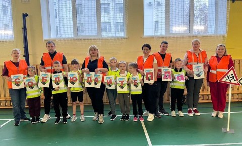 Первоклассники и их родители приняли участие в ярком флеш-мобе по ПДД