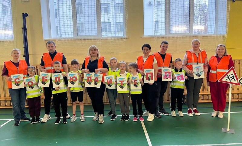 Первоклассники и их родители приняли участие в ярком флеш-мобе по ПДД