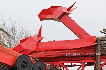 Тайна раскрыта: на набережной «Берега» устанавливают трёхглавого дракона